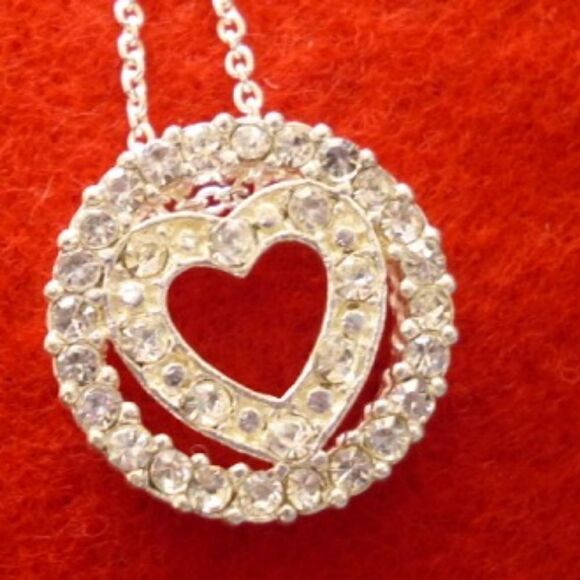 2007 AVON CRYSTAL HEART NECKLACE W/VALENTINE PILLOW HOLDER -16"-18" *MOTHERS DAY - Picture 1 of 8